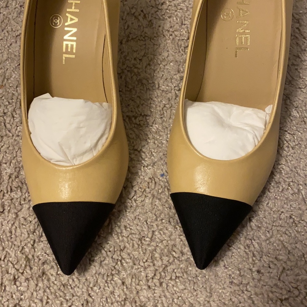 Chanel two tone pearl heel pumps - Picture 2 of 15